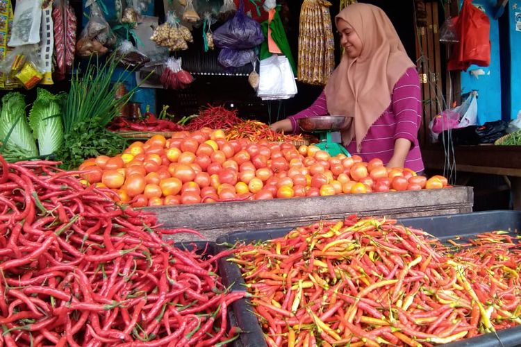 Pasar tradisional adalah pasar yang dilaksanakan secara tradisional berdasarkan ciri-ciri tertentu