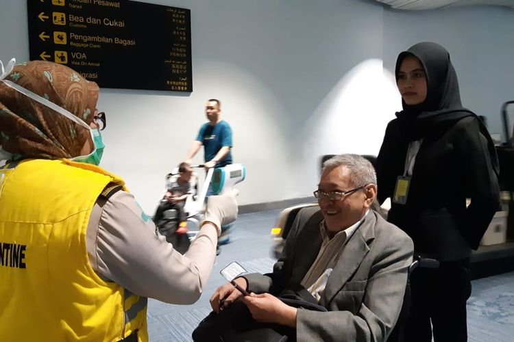 Petugas Kantor Kesehatan Pelabuhan (KKP) Bandara Soekarno-Hatta melakukan Thermal Scanner (deteksi suhu tubuh) di kedatangan internasional Terminal 3 Bandara Soekarno-Hatta, Selasa (7/1/2020).