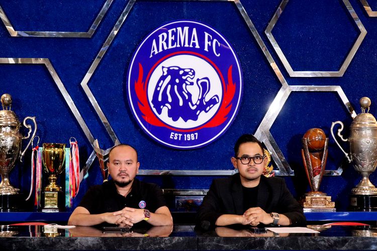 Manajer Arema FC M Ali Rifki (kiri) dan Presiden Klub Gilang Widya Pramana (kanan).