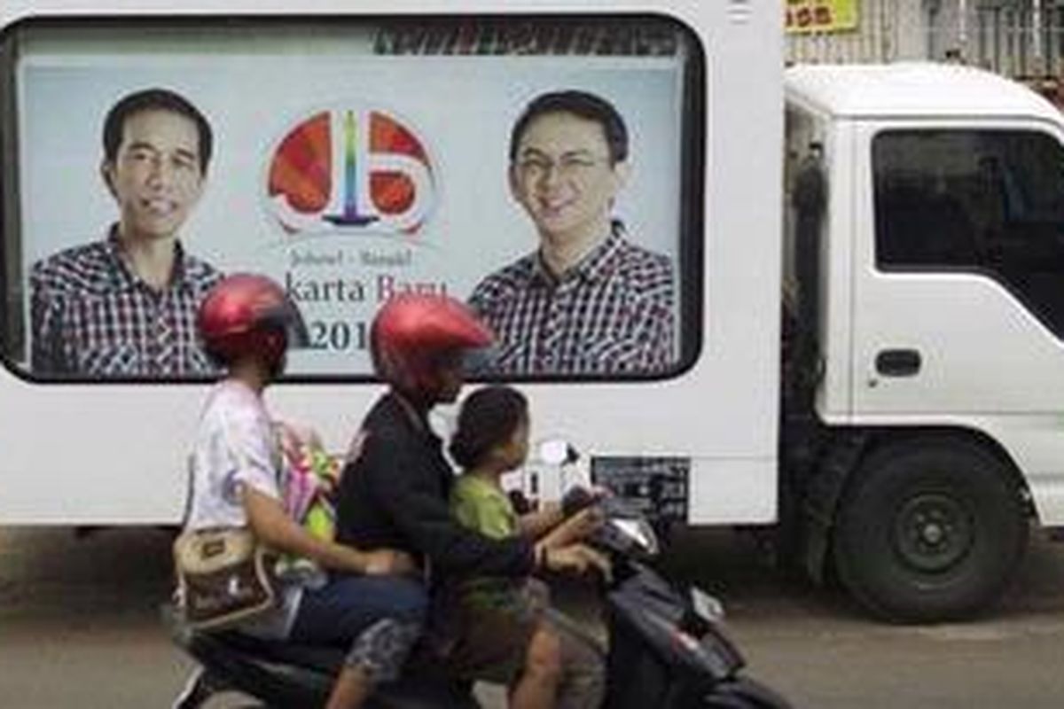 Mobil etalase yang dipasangi foto bakal calon gubernur/wakil gubernur DKI Jakarta Joko Widodo (Jokowi)-Basuki Tjahaya Purnama (Ahok) berhenti di Jalan I Gusti Ngurah Rai, Jakarta Timur, Jumat (20/4/2012). Bermacam sosialisasi gencar dilakukan oleh calon gubernur/wakil gubernur DKI Jakarta untuk menarik pemilih menjelang pilkada DKI tanggal 11 Juli mendatang.  