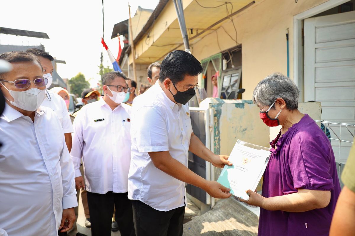 Menteri Agraria dan Tata Ruang/Kepala Badan Pertanahan Nasional (Menteri ATR/Kepala BPN) Hadi Tjahjanto saat menyerahkan 13 sertifikat tanah kepada masyarakat dari pintu ke pintu di Kelurahan Semper Barat, Kecamatan Cilincing, Jakarta Utara, Selasa (2/8/2022). 
