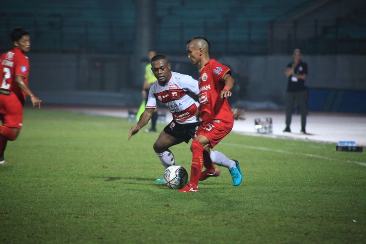 Pemain Persija, Riko Simanjuntak, saat beraksi menghadapi Madura United dalam laga Liga 1 2021-2022 di Stadion Moch. Soebroto, Magelang, 22 Oktober 2021.