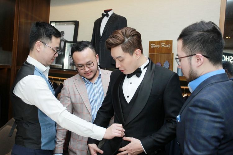 Edric Tjandra saat melakukan fitting jas tuxedo pernikahannya di Wong Hang Tailor.