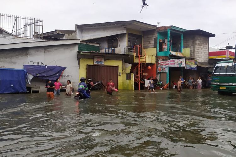 Banjir rob kembali meluap di Jalan Lodan Raya, Kelurahan Ancol, Kecamatan Pademangan, Jakarta Utara pada Sabtu (4/12/2021) pagi. Banjir akibat air pasang laut ini menutupi sebagian jalan dan meluber hingga ke pemukiman warga.