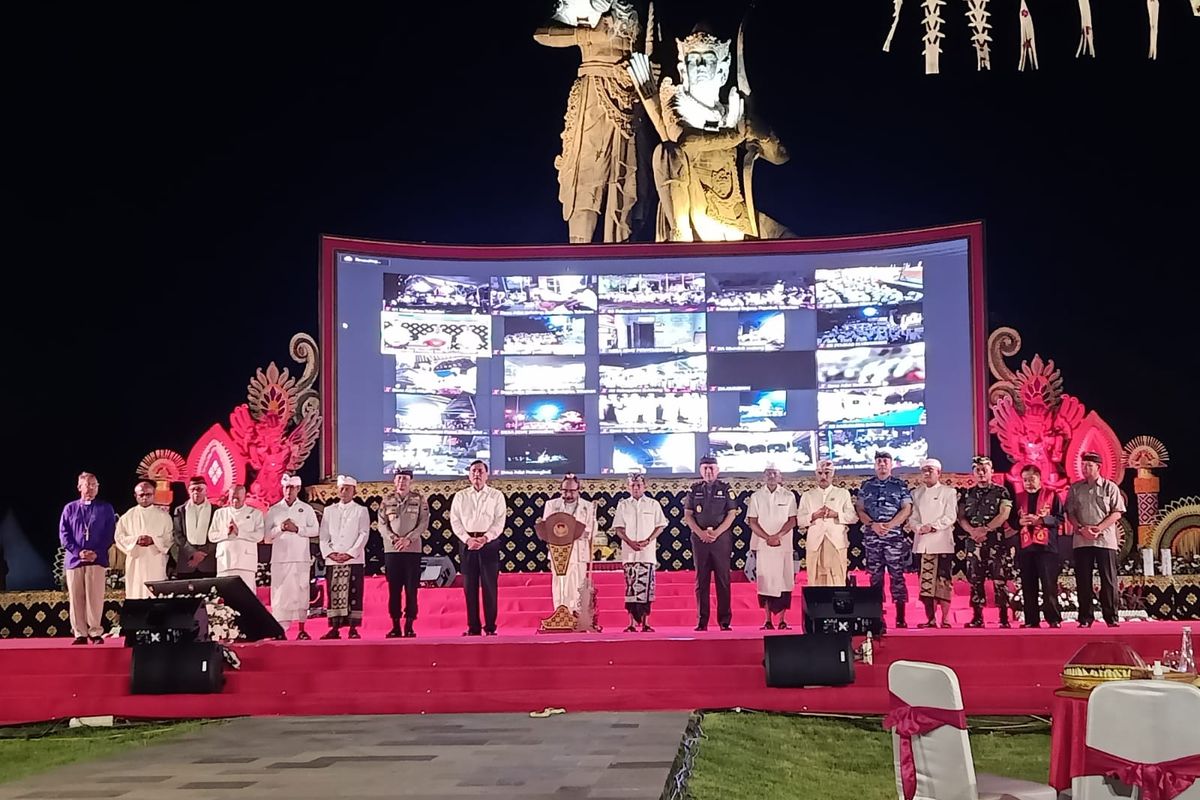 Menteri Koordinator Bidang Kemaritiman dan Investasi (Menko Marves) Luhut Binsar Pandjaitan, didampingi Gubernur Bali I Wayan Koster bersama pejabat daerah setempat saat menghadiri doa bersama untuk kesuksesan puncak KTT G20 di Taman Peninsula ITDC, Nusa Dua, Kabupaten Badung, Bali, Rabu (26/10/2022). Kompas.com/ Yohanes Valdi Seriang Ginta