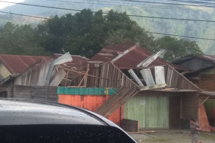 Rumah yang rusak akibat bencana hujan dan angin kencang di Takengon, Aceh Tengah, Sabtu (17/9/2022).