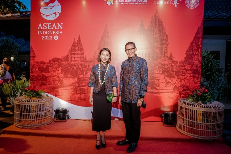 Menteri Pariwisata dan Ekonomi Kreatif Sandiaga Uno (kanan) bersama Sekretaris Pariwisata Filipina Christina Frasco ketika menghadiri pembukaan ASEAN Tourism Forum 2023 (ATF 2023) di Yogyakarta, Jumat (3/2/2023).