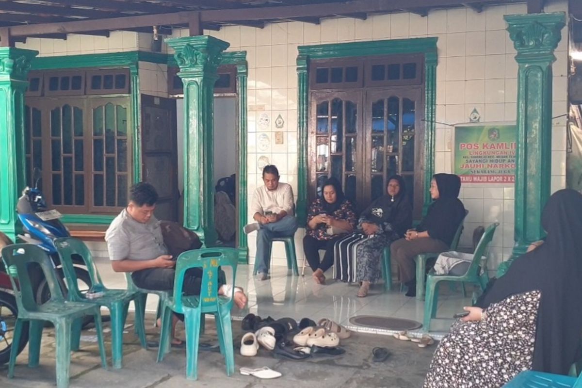 Suasana duka menyelimuti kediaman Fahri Akbar (11) di Jalan Taut, Kecamatan Medan Tembung, Kota Medan pada Senin (8/9/2025). 