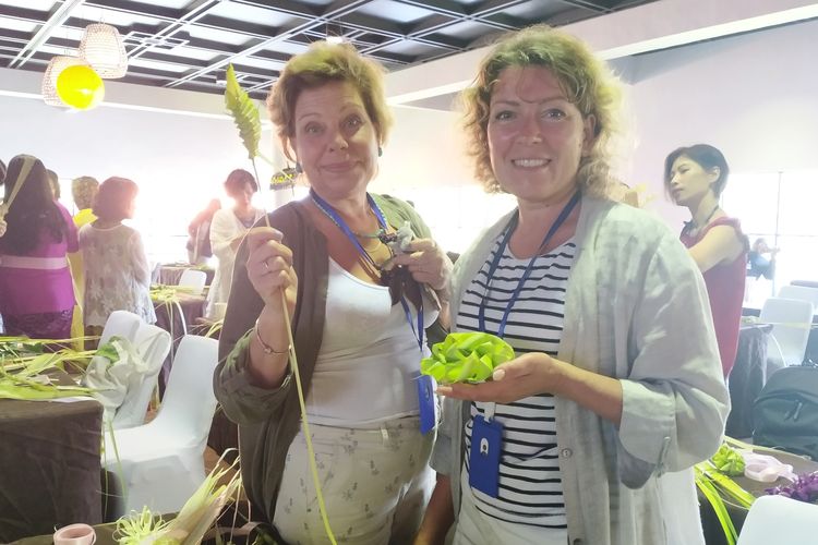 Olga dan Svetlana dari Rusia, peserta workshop merangkai janur bersama Teresa Maria Ineke Turangan di event World Flower Council Summit Ke-36, di The Westin Hotel, Nusa Dua, Bali (22/9/2019).