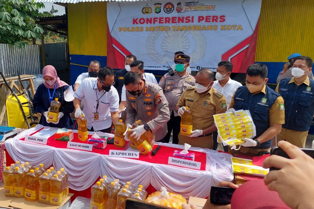 Kapolres Metro Tangerang Kota Kombespol Zain Dwi Nugroho saat konferensi pers kasus minyak goreng kemasan ilegal di Pinang, Kota Tangerang, Senin (27/6/2022).