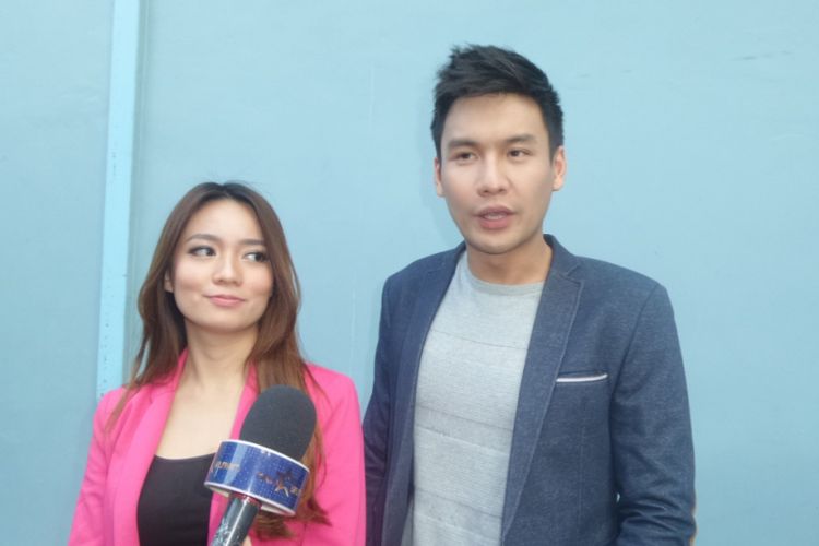 Fendy Chow dan Stella Cornelia diabadikan di studio TransTV, Mampang, Jakarta Selatan, Selasa (6/6/2017).