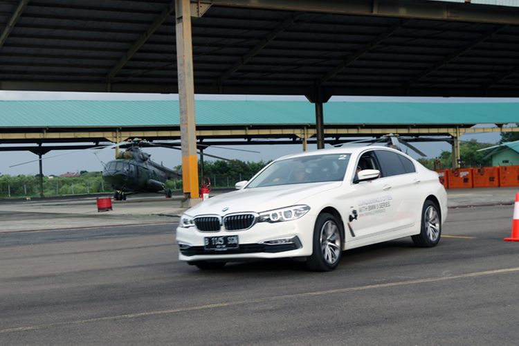 BMW 520i (G30) menunjukan gerakan atletis di Bandar Udara Ahmad Yani, Semarang. 