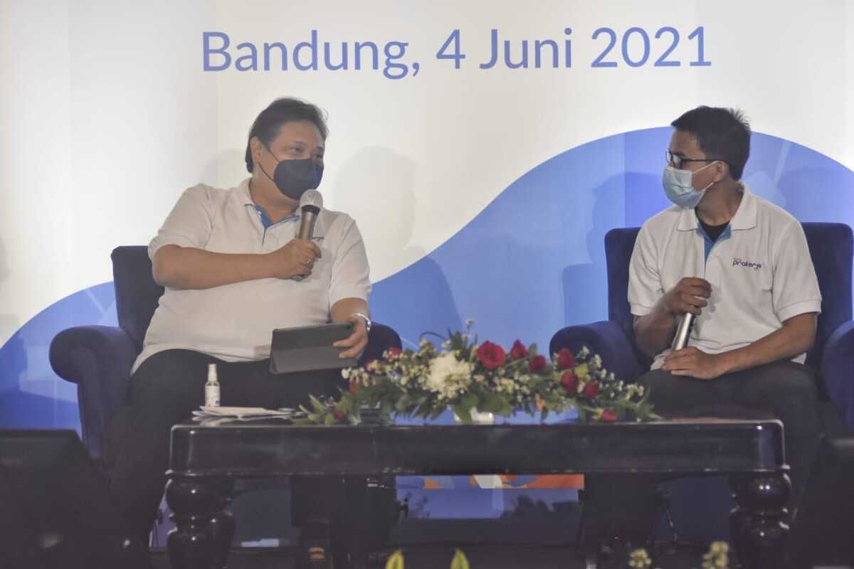 Menteri Koordinator Bidang Perekonomian Airlangga Hartarto menggelar dialog bersama para alumni penerima program Kartu Prakerja di Ballroom Hotel Papandayan, Kota Bandung, Jumat (4/6/2021).