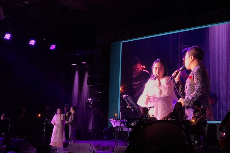 Penampilan Gita Gutawa dan Sandhy Sandoro dalam Chrisye Live Tour by Erwin Gutawa di Bandung, Rabu (11/12/2019) malam. 