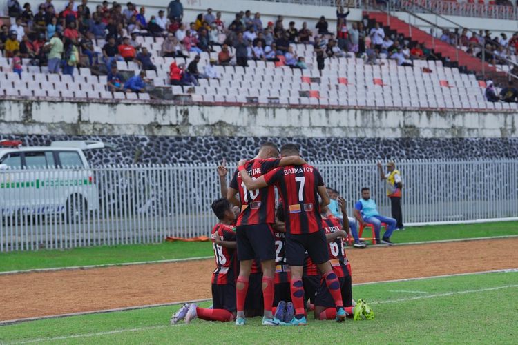 Pemain Persipura Jayapura selebrasi dapat meraih 3 poin pertama babak playoff degradasi Liga 2 2023-2024 melawan Kalteng Putra di Stadion Mandala Kota Jayapura, Rabu (18/1/2023) sore.