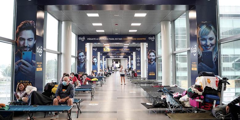 Warga yang menempati tempat tidur sementara beristirahat di Bandara Internasional El Dorado beberapa jam setelah pemerintah Kolombia memerintahkan 19 hari isolasi kawasan sebagai upaya menghambat penularan virus corona (COVID-19), di Bogota, Kolumbia, Selasa (24/3/2020).