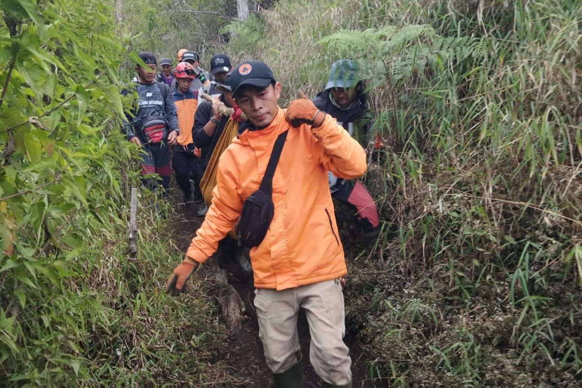 Proses evakuasi Tim Search and Rescue (SAR) Gabungan menemukan Chamdan Salman Alfarisi (21), pendaki asal Sidoarjo, dalam kondisi selamat setelah dilaporkan hilang di Gunung Buthak, Kota Batu, Jawa Timur. 