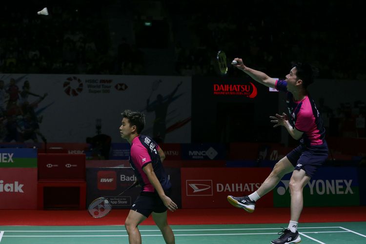 Pasangan ganda putra Indonesia, Marcus Fernaldi Gideon/Kevin Sanjaya Sukamuljo bertanding melawan pasangan Perancis, Christo Popov/Toma Junior Popov, pada laga 32 besar Indonesia Masters 2022 di Istora Senayan, Jakarta, Selasa (7/6/2022). Pasangan ganda putra berjuluk The Minions itu menang dengan skor 21-16, 21-19.