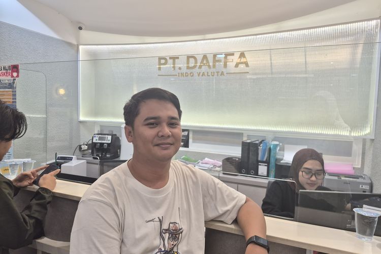 Staff PT Daffa Indo Valuta Aris saat ditemui Kompas.com di kantornya di daerah Kwitang, Jakarta, Jumat (29/5/2026).