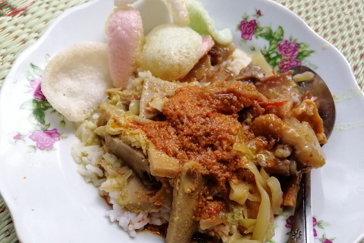 Ilustrasi nasi koyor khas Semarang yang terbuat dari koyor atau urat daging sapi yang dimasak dengan bumbu opor.