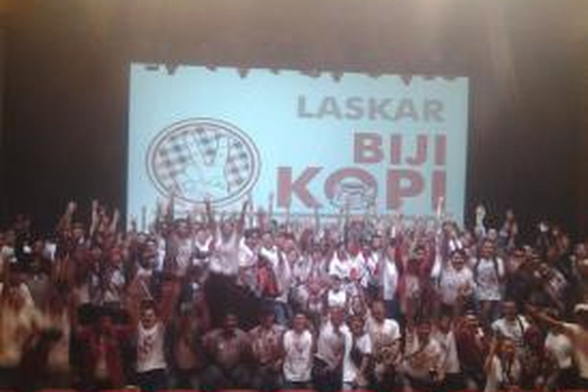 Ratusan relawan Biji Kopi (Barisan Jiwa Kotak-kotak Putih) mendeklarasikan dukungan kepada capres Jokowi-Jusuf Kalla di Gedung Pusat Perfilman Usmar Ismail, Kuningan, Jakarta, Jumat (27/6/2014).