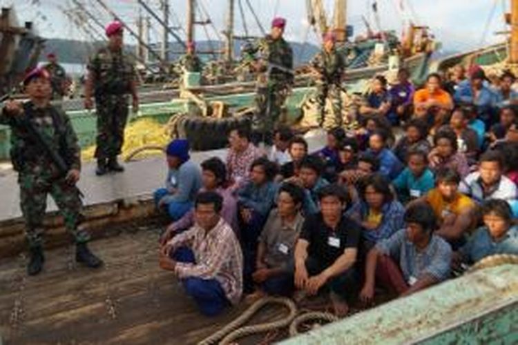 Aparat TNI AL menangkap 8 kapal pencuri ikan di perairan Arafura. Sebanyak tujuh dari delapan kapal yang ditangkap saat ini telah berada di Lantamal IX Ambon, Minggu (14/12/2014).