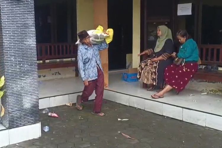 Warga Desa Jugosari ambil beras bantuan pangan di Kantor Desa Jugosari, Selasa (29/7/2025).