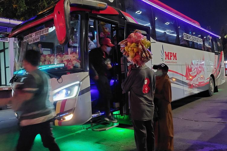 Sejumlah penumpang bus antarkota antarprovinsi tiba di Terminal Kalideres, Jakarta Barat, pasa Sabtu (7/5/2022) pukul 20.20 WIB.