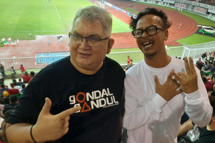 Pendiri The Jakmania, Ferry Indrasjarief (kiri), berpose bersama pentolan Viking Persib Club (VPC), Heru Joko (kanan), dalam laga FIFA Matchday antara Indonesia vs Curacao di Stadion Pakansari, Bogor, Selasa (27/9/2022).