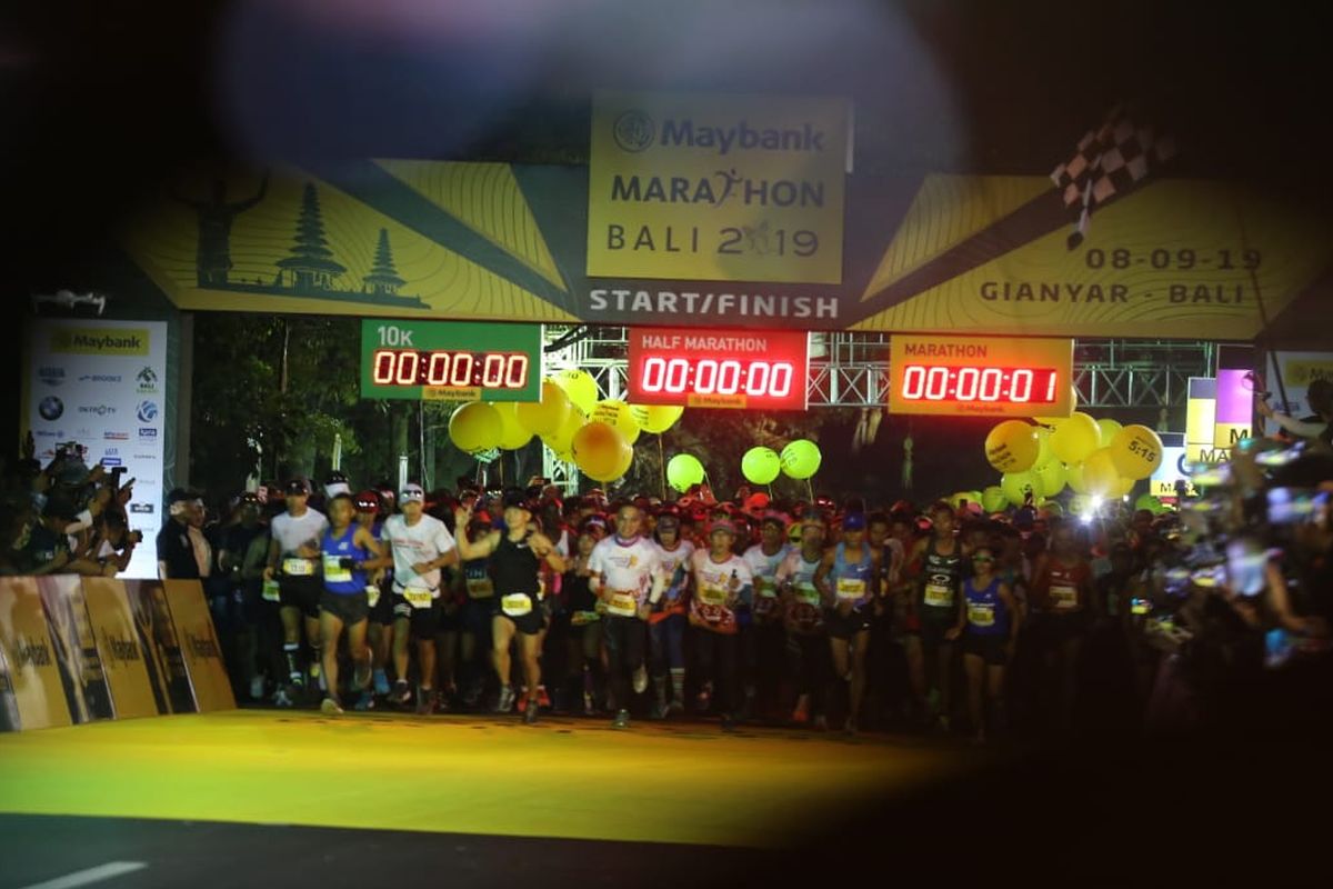 Peserta memulai berlari di garis start Maybank Marathon Bali 2019.