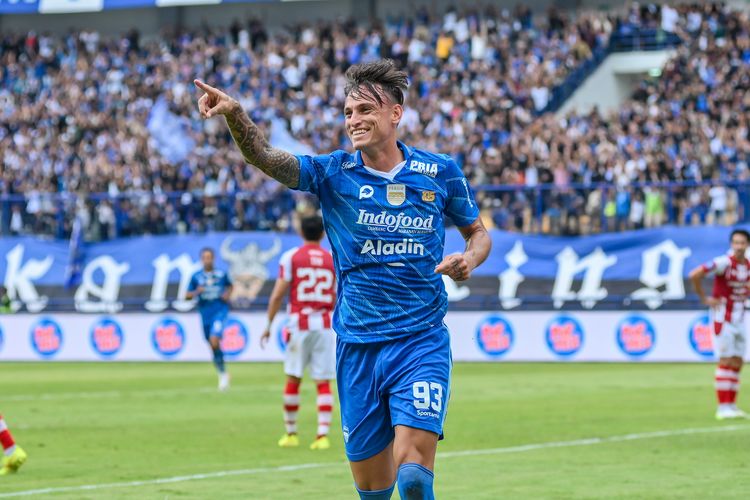 Selebrasi gelandang Persib Stefano Beltrame saat berhasil menjebol gawang Persis Solo dalam pertandingan pekan ke-24 Liga 1 2023-2024 antara Persib vs Persis, Minggu (4/2/2024) di Stadion Gelora Bandung Lautan Api (GBLA). 