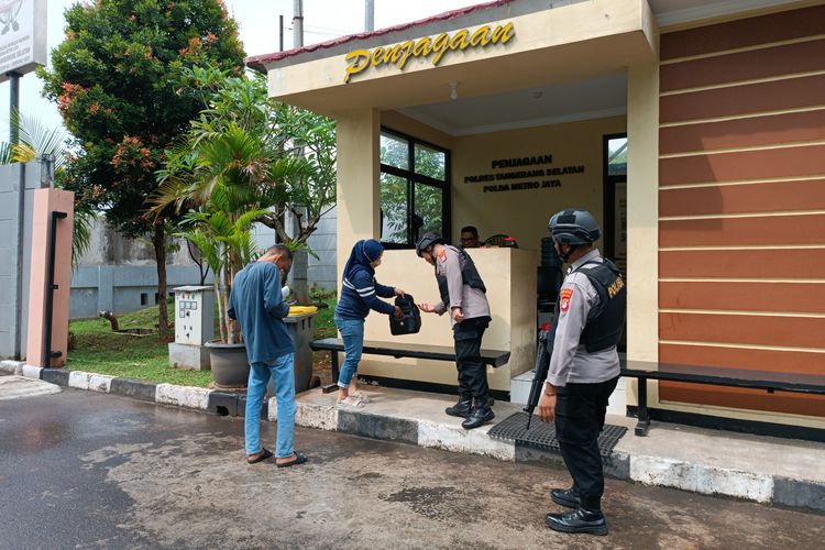Personel penjagaan Polres Tangsel memeriksa para tamu yang datang beserta barang bawaannya pada Rabu (7/12/2022). Pengetatan dilakukan buntut bom bunuh diri yang terjadi di Mapolsek Astanaanyar, Bandung. 