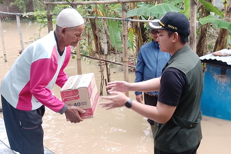 Bupati Kendal Jawa Tengah, Dico M Ganinduto, saat memberi bantuan kepada masyarakat yang terdampak banjir. KOMPAS.COM/SLAMET PRIYATIN