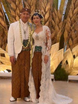 Sah! Intip anggunnya Patricia Schuldtz berbalut adat Jawa saat dinikahi Darma Mangkuluhur. Klasik, mewah, dan sangat manglingi.