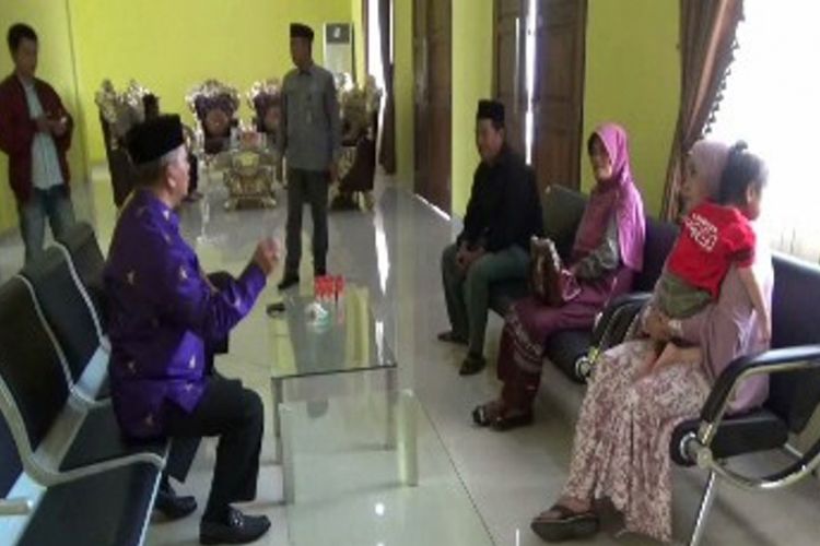 Setelah ditangkap dan dipenjarakan selama hampir tiga bulan di Malaysia, Hamida (30), TKI asal Kampung Indumakombong, Kecamatan Matakali, Polewali Mandar, Sulawesi Barat, akhirnya dideportasi ke kampungnya hanya membawa anaknya.