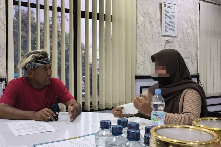 Polisi mengamankan wanita berinisial F yang mencuri uang dan perhiasan mertuanya di wilayah Cileungsi, Kabupaten Bogor, Jumat (24/10/2025). Dok Polsek Cileungsi
