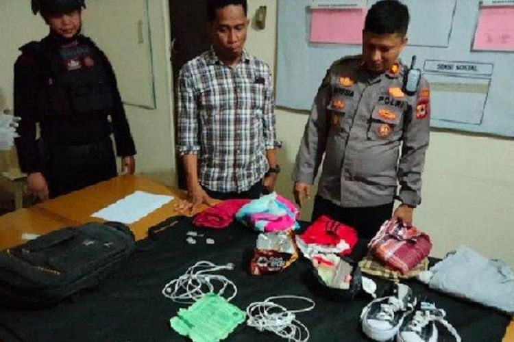 Tas yang dianggap benda mencurigakan oleh warga Kompleks PU Jl Tarakan, Makassar, dibuka personel Jibom Brimob Polda Sulsel, Selasa (17/1/2023) malam. Tas hitam misterius itu dibuka di ruangan Polsek Wajo atau sekitar satu kilometer dari lokasi temuan.