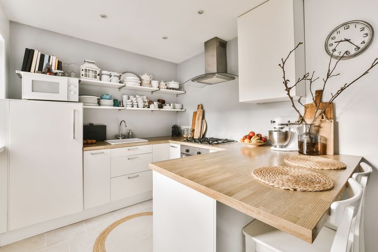Ilustrasi dapur kecil warna putih dengan nuansa kayu. 
