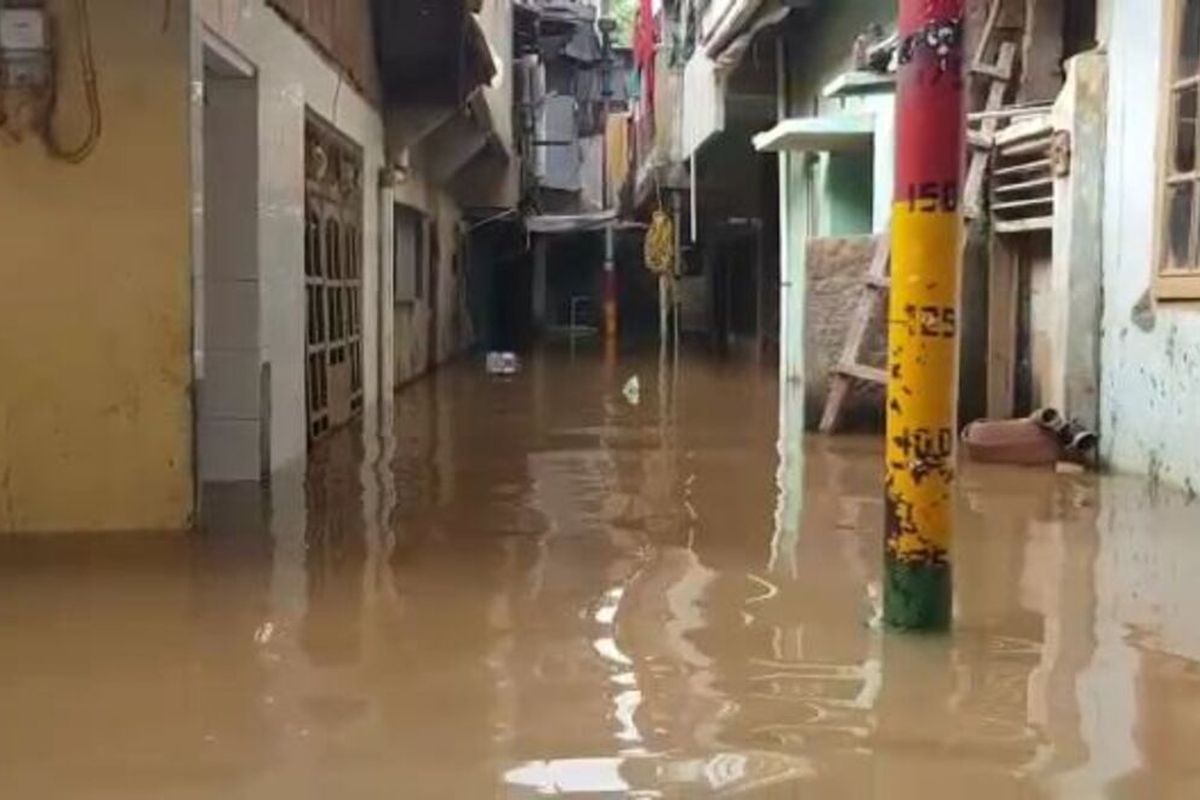 Banjir merendam kawasan Kebon Pala, RW 05, Kelurahan Kampung Melayu, Jatinegara, Jakarta Timur, Jumat (27/3/2020).
