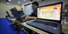 Jadikan Madiun Kota Pintar, Wali Kota Maidi Beri Bantuan 5.425 Laptop ke Siswa SD dan SMP