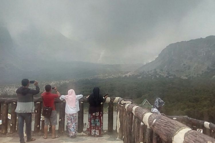 Pengunjung Gunung Papandayan menyaksikan pemandangan kawah dari menara pandang yang sengaja dibangun pengelola, Sabtu (30/12/2017).