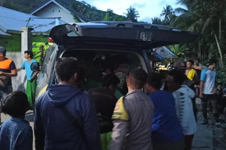 Suasana evakuasi korban guru yang meninggal di Lombok Barat