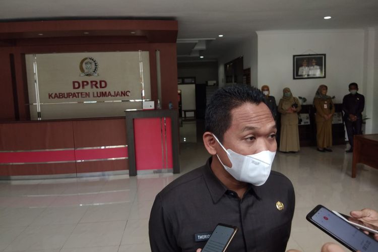 Bupati Lumajang memprotes terbitnya izin pertambangan dari Kementerian ESDM, Senin (21/3/2022)