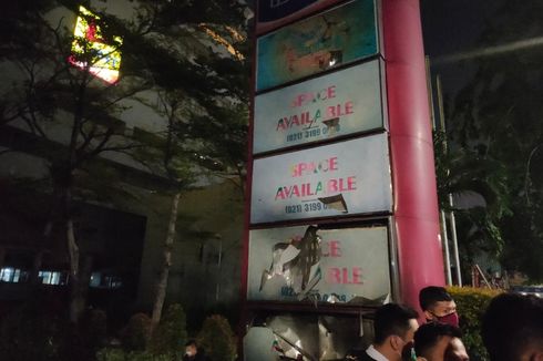 Dipukul Mundur Aparat, Demonstran Tolak UU Cipta Kerja Bakar Neon Box di Thamrin City