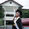 Keterbatasan Ekonomi Tak Halangi Putri Jadi Wisudawan Terbaik UNY