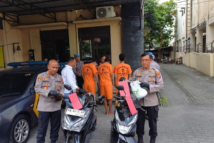 Kapolsek Jetis Kompol Wahyu (kiri) saat menunjukkan barang bukti berupa sepeda motor milik korban dan pelaku perampasan di Polse Jetis Kota Yogyakarta, Senin (3/6/2024)