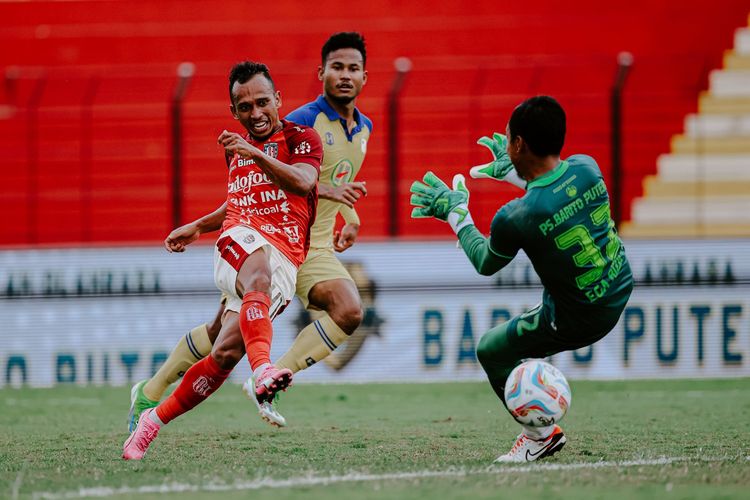Aksi pemain Bali United, Irfan Jaya, saat melawan Barito Putera dalam lanjutan laga Liga 1 2023-2024 di Stadion Sultan Agung Bantul, Senin (4/3/2024).