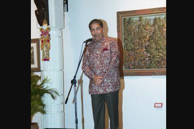 Wartawan Kompas August Parengkuan, saat memberi sambutan pada pembukaan pameran lukisan Bali, 15 September 2000.