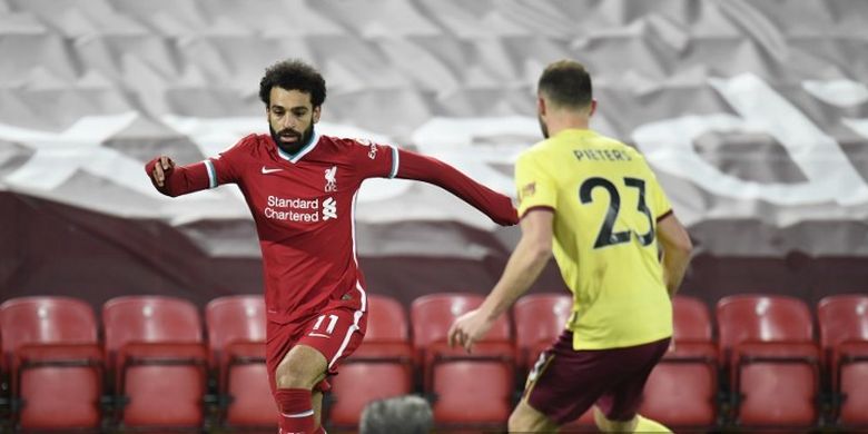 Mohamed Salah (kiri) dan Erik Pieters berebut bola dalam pertandingan Liverpool vs Burnley pada laga tunda pekan ke-18 Liga Inggris di Stadion Anfield, Jumat (22/1/2021) dini hari WIB. 