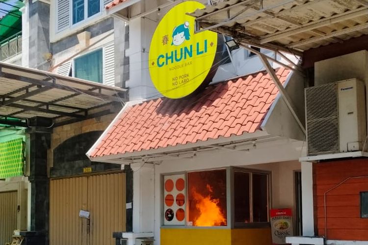 Tim pemadam kebakaran berjibaku memadamkan api yang membakar dua ruko di Bukit Mas Surabaya, Jawa Timur, Minggu (15/9/2024). 